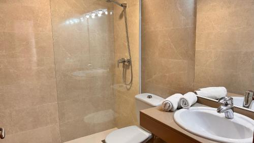 リョレート・デ・マルにあるSantaCris 6 - Lloret de Marのバスルーム(シャワー、トイレ、シンク付)