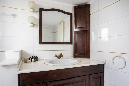 ein Bad mit einem Waschbecken und einem Spiegel in der Unterkunft Chic & Luminous 3BR Apartment in Kifisia by UPSTREET in Athen