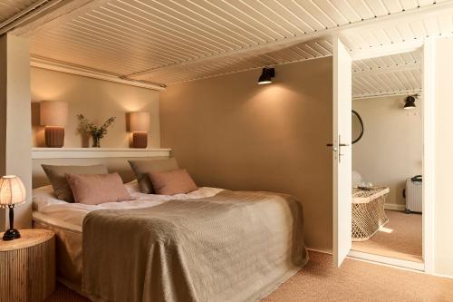 um quarto com uma cama num quarto em Tisvildeleje Strandhotel em Tisvilde