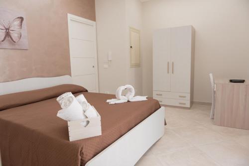 - une chambre avec un lit et une boîte dans l'établissement Casa vacanze l'angolo d'oro, à Siculiana