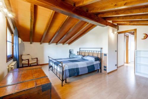 una camera con letto e soffitto in legno di Villa Graziella a Forte dei Marmi