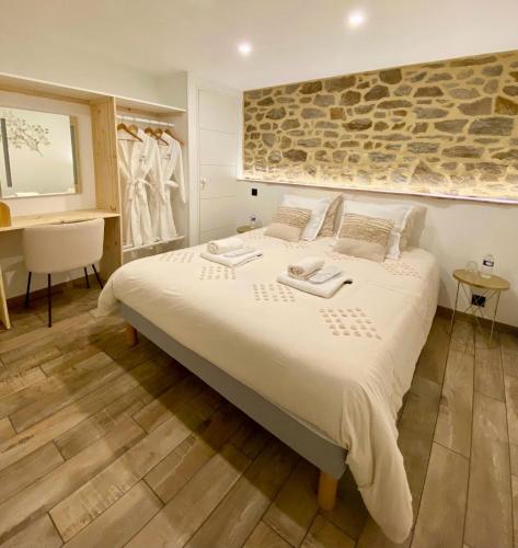Postel nebo postele na pokoji v ubytování Villa Lily Spa, chambre d’hôtes avec spa privatif