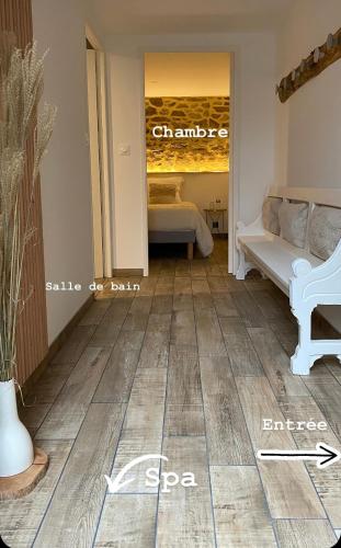 Postel nebo postele na pokoji v ubytování Villa Lily Spa, chambre d’hôtes avec spa privatif