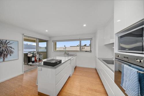 Η κουζίνα ή μικρή κουζίνα στο Seaside Chic Villa with Breathtaking Ocean Views