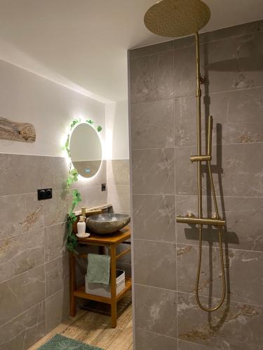 Koupelna v ubytování Villa Lily Spa, chambre d’hôtes avec spa privatif
