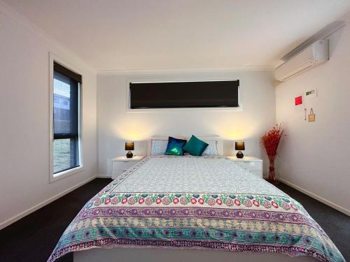 - une chambre avec un grand lit et une fenêtre dans l'établissement Bunny Riveting House at Granton, à Grantow