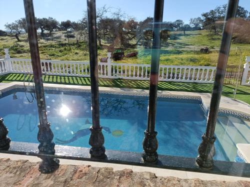 een uitzicht vanuit het raam van een zwembad bij Casa Albahacar 