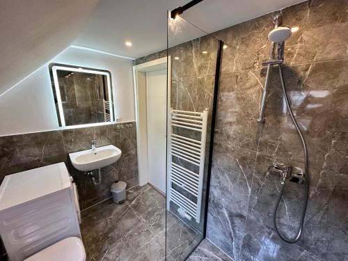 y baño con ducha, aseo y lavamanos. en Durmaz Hotel en Hannover