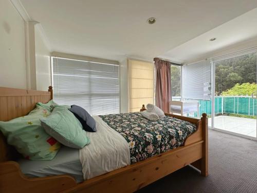 sypialnia z łóżkiem z wypchanym zwierzakiem w obiekcie Econo Lodge near Hobart City and Salamanca Market w mieście Hobart