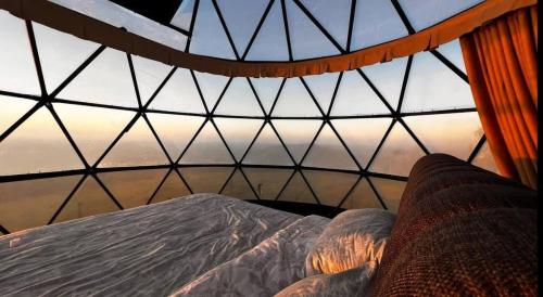 een uitzicht op een raam vanuit een bed in een tent bij Magical Dome - Top of the World! in Bald Knob