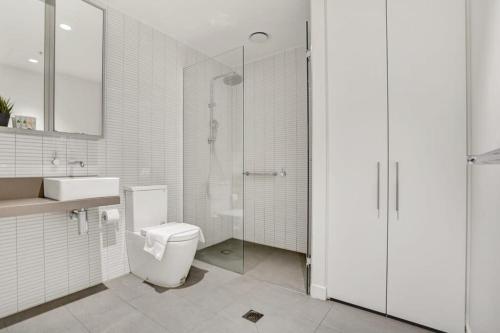 a bathroom with a toilet and a sink and a shower at Central 15th floor Apt near Flagstaff & QV Market in Melbourne