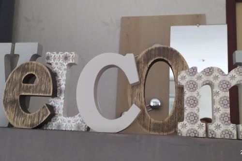 a sign for the word ego sitting on a table at Chambre lit double, Salon, cuisine, jardin in Couze-et-Saint-Front