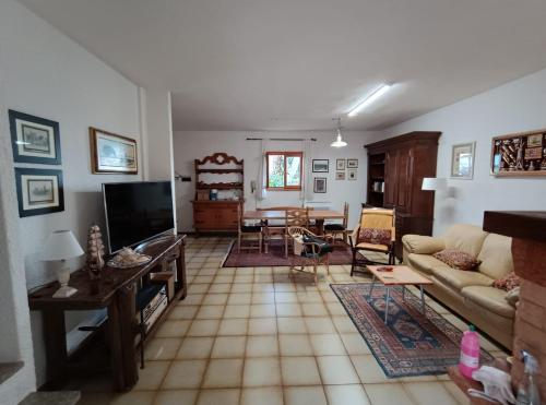 sala de estar con sofá y mesa en Villa del Capitano, en SantʼAndrea