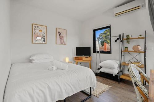 Säng eller sängar i ett rum på Perfect Box Hill High Studio Apartment w parking