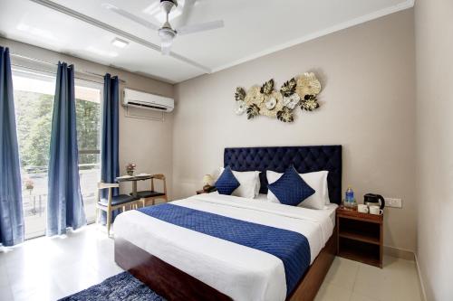 um quarto com uma cama grande e uma janela em Limewood Stay Studio Huda City Center em Gurgaon