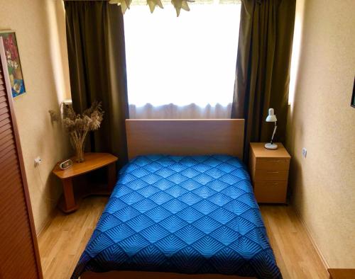 Апартаменты Юрмала Jūra في يورمالا: سرير في غرفة مع نافذة كبيرة