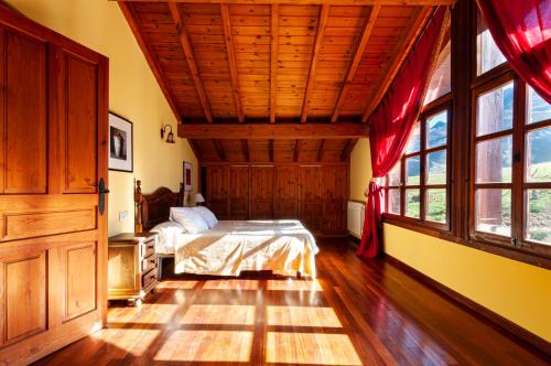 1 dormitorio con 1 cama en una habitación con ventanas en Casa Angel Caldueño, 