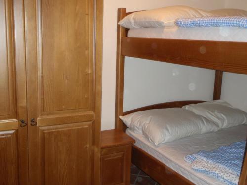 Krevet ili kreveti na sprat u jedinici u okviru objekta APARTMA ARNIKA Rogla, Turistično naselje NUNE RESNIK, RESNIK 110