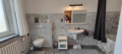 ein Badezimmer mit einem Waschbecken, einem WC und einem Waschbecken in der Unterkunft Ferienwohnung im Herzen der Lüneburger Heide in Soltau