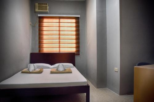 Postel nebo postele na pokoji v ubytování Bethany Suites