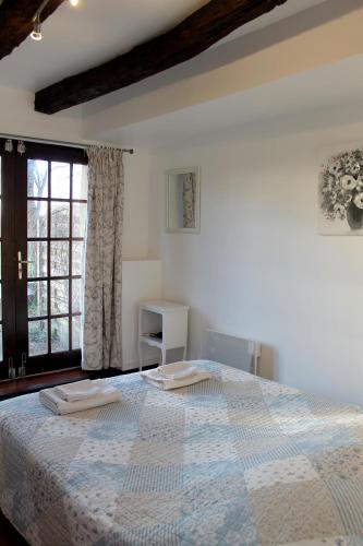 une chambre avec un grand lit et une fenêtre dans l'établissement PRIVATE POOL with Stunning Views of the Chateau!! Old Barn, à Rouffignac-Saint-Cernin-de-Reilhac