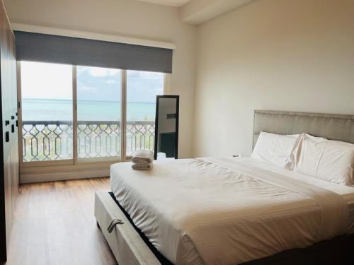 1 dormitorio con 1 cama y vistas al océano en Bab Al Bahr Residence - Blue Collection Holiday Homes en Ras al-Khaimah