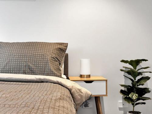 Postel nebo postele na pokoji v ubytování Prime 1BR Apt in Williams Landing w parking