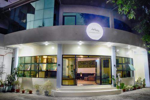 un edificio con una hall con soggiorno di Bethany Suites a Dipolog