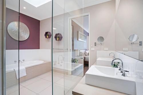Ένα μπάνιο στο Expansive Family Entertainer In Blue Chip Locale