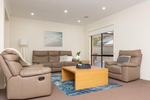 Φωτογραφία από το άλμπουμ του Beautiful Tarneit Family Home with Pool + BBQ σε Tarneit