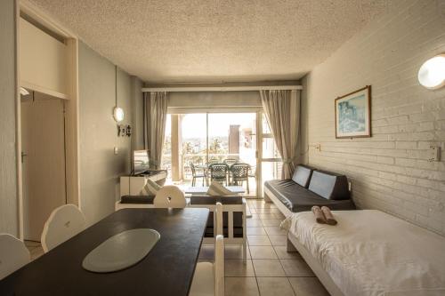 ein Wohnzimmer mit einem Sofa und einem Tisch in der Unterkunft Seagull 508 in Margate