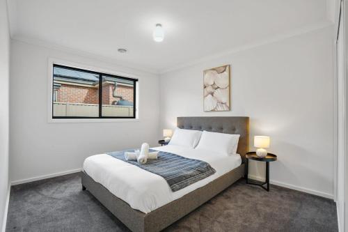 Cama o camas de una habitación en Beautiful Golden Point Home - Style&Sophistication