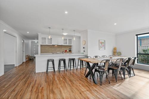 Una cocina o zona de cocina en Beautiful Golden Point Home - Style&Sophistication