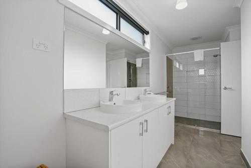 Kúpeľňa v ubytovaní Beautiful Golden Point Home - Style&Sophistication