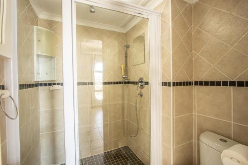 ein Bad mit einer Dusche und einem WC in der Unterkunft Seagull 508 in Margate
