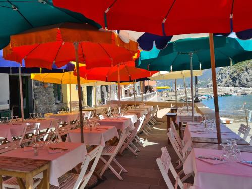 Restaurace v ubytování "Marina Apartment" is Unique, Authentic, Beachfront, 2 Aircondo BDR , 2BHT, easy to Train or 300mt walk from Private Parking