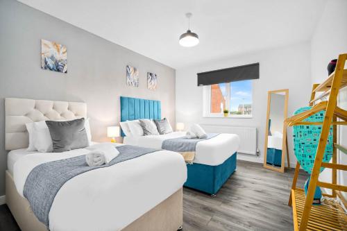 1 dormitorio con 2 camas y escalera en Brand New One Bed Cradley Heath - 4MH - Parking - Netflix - Top Rated en Old Hill