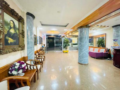 - un hall doté d'une salle d'attente avec des chaises et un canapé dans l'établissement Sao Pho Hien Hotel, à Hạ Long