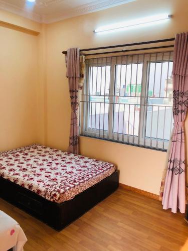 - une chambre avec un lit et 2 fenêtres dans l'établissement Happy Kid's Nepal, à Katmandou