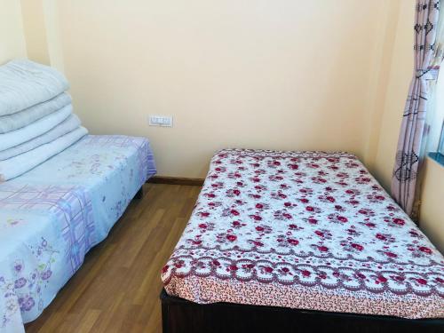 - une petite chambre avec un lit et une couette dans l'établissement Happy Kid's Nepal, à Katmandou