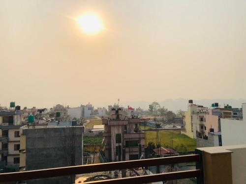 d'un balcon offrant une vue sur la ville. dans l'établissement Happy Kid's Nepal, à Katmandou