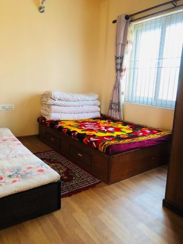 - une chambre avec un lit et une fenêtre dans l'établissement Happy Kid's Nepal, à Katmandou