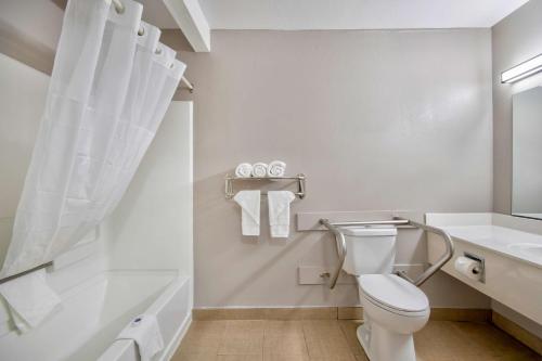 uma casa de banho branca com um WC e um lavatório em Motel 6 - Georgetown, KY - Lexington North em Georgetown