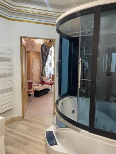 a bathroom with a bath tub in a room at Suite Présidentielle Maison de L'Église in Narbonne