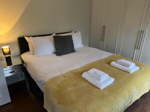 The House @ Sitwell Arms Hotel في Renishaw: غرفة نوم بسرير كبير عليها منشفتين