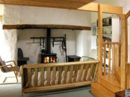 una sala de estar con estufa de leña. en Deerpark Holiday Cottage (1), en Killaloe