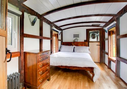 Briston的住宿－The Railway Carriage，一间卧室配有一张床和一个梳妆台