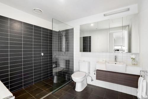 Ένα μπάνιο στο Trendy Burwood Lifestyle and Location with parking