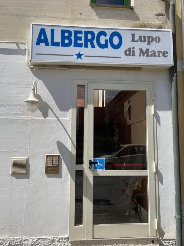 a sign over the door of a store at Hotel Lupo di mare in Marina di Castagneto Carducci
