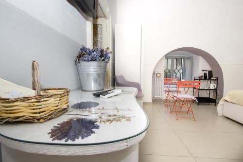 a room with a table with a basket on it at Le Tre Sorelle in Bari